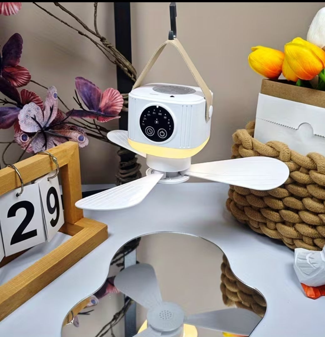 Daugiafunkcinis nešiojamas lubų ventiliatorius su įkraunama USB baterija, 4 vėjo režimais, nuotoliniu valdymu, laikmačiu ir švelnia naktine šviesa. Tylus, galingas ir lengvai kabinamas arba statomas – idealus namams ir išvykai į gamtą.